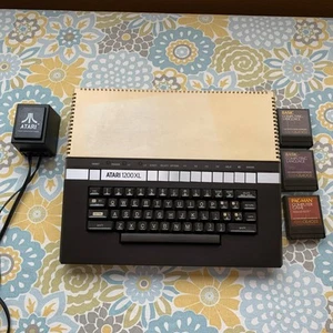 Atari 1200XL Home Computer Powers on, Power cord, and Cartridges - Afbeelding 1 van 14