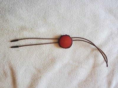 Corbata vintage Bolo disco de madera roja borde vivo hecho a mano cuerda de cuero tostado Foto 1 de 4