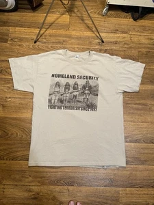 Vintage Indianer Original Homeland Security T-Shirt Y2K Grafik Tee Gr. L - Bild 1 von 9