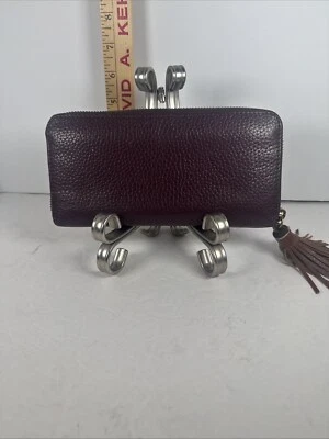 Cartera clutch Fossil Tara con cremallera alrededor, púrpura con borla marrón Foto 1 de 4