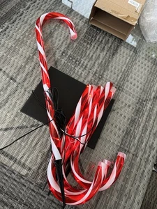 4 x LARGE CHRISTMAS CANDY CANE PATHWAY LIGHTS GARDEN MAINS POWERED RED/WHITE NEW - Picture 1 of 7
