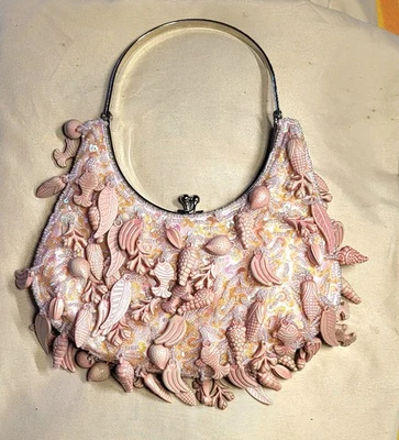 Cartera de noche Moyna Couture rosa satinado con cuentas nueces semillas maíz bannas fruta pescado Foto 1 de 4