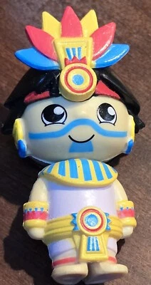 Microfigura Ryan's World Microverse jefe indio nativo americano cabeza emplumada Foto 1 de 4