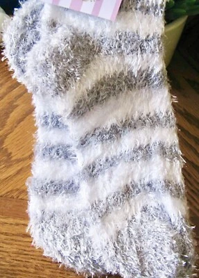 全新 女式 灰色和白色 条纹 睫毛 纹理 模糊 休闲袜 — 第 1/4 张图片