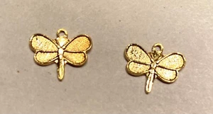 70x Gold Plate Small Dragonfly Charm Shape- NOS - Imagen 1 de 3