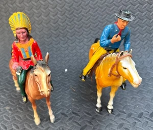 50er Jahre Made In Hong Kong Hartplastik Cowboy und Indianerhäuptling mit Pferden - Bild 1 von 9
