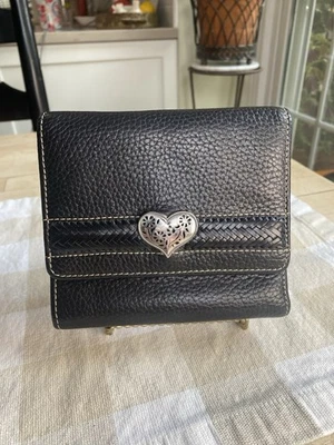 Cartera sin asas Brighton marrón oscuro de cuero granulado triple pliegue con dije de corazón Foto 1 de 4