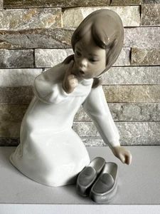 Lladro Figurine - Little Girl with Slippers - Picture 1 of 6