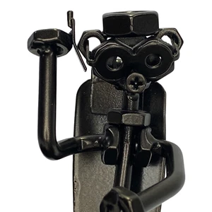 Figura organizadora de escritorio para hombre de metal reciclado que funciona y teléfono celular - Imagen 1 de 9