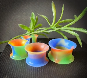 PAAR Regenbogen weiche Silikon Tunnel Plugs Ohrschmuck Messgeräte durchbohrt Körperschmuck - Bild 1 von 4