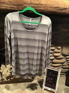 LuLaRoe Lynnae Langarm T-Shirt grau gestreift Hi-Lo Saum Größe Small Neu mit Etikett - Bild 1 von 2