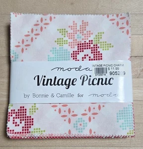 Vintage Picnic di Bonnie & Camille per Moda 5" x 5" 42 Pezzi Confezione Charm Multi - Foto 1 di 18