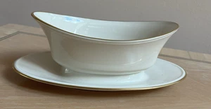 Lenox Sauciere mit angesetzter Unterplatte Elfenbein Goldrand Sauciere BRANDNEU - Bild 1 von 7