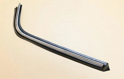 Moldura de parachoques delantero izquierdo lado del conductor Volvo 244 245 240 Series 1986-1993  Foto 1 de 2