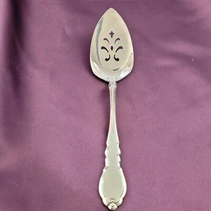Oneida 1881 Rogers Silverplate 1978 ALOUETTE Pierced Pie Server/Servall 9 1/4" - Picture 1 of 4