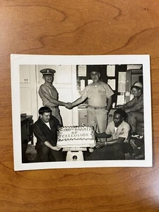 Vintage USS John F. Kennedy Foto von Soldaten feiern 1000. Fass Cellulube - Bild 1 von 2
