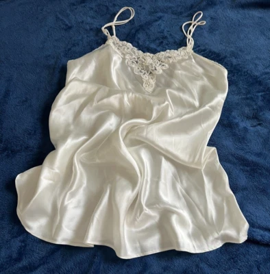 PINK K Blanco Satén Corto Adornado Encaje Noche Vestido Sin Mangas Lencería Mediano Foto 1 de 4