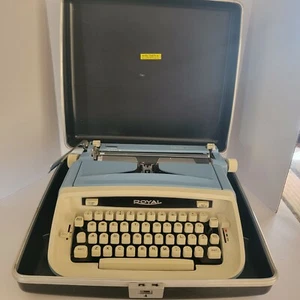 ANTIQUE Royal Safari Deluxe Typewriter WORKS  - Picture 1 of 12