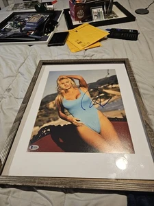 Base fotográfica autografiada enmarcada a color 11x14 de Pamela Anderson - Imagen 1 de 2