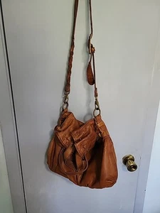 Bolso de hombro grande de cuero italiano Lucky Brand color chocolate solapa frontal - Imagen 1 de 24