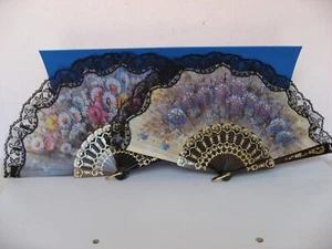 ELEGANTE VENTAGLIO DECORATO CON FIORI E PIZZO NERO ANNI '80 - Foto 1 di 3