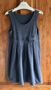 Vestido uniforme escolar gris hasta la rodilla con lazo M&S para niña - talla 5-6 años - Imagen 1 de 5