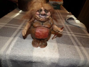 Vintage Nyform Troll Puppe lächelnde Frau mit Gehstock #114 - Bild 1 von 5