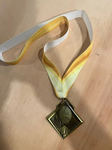 Fußball Anhänger goldfarbene Medaille Trophäe 3 cm Diamantform Rohling Metall - Bild 1 von 5