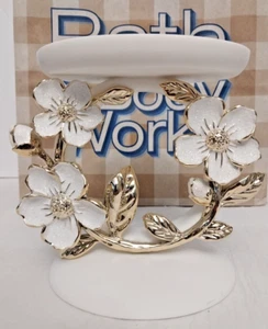 Candelabro de 3 mechas anillo flor blanco y dorado Bath & Body Works NUEVO - Imagen 1 de 4