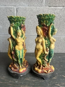 2 handbemalte asiatische Frauen Bewohner Kerzenhalter Figuren mit Vogel Schlange Hund - Bild 1 von 7