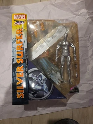 Figura Silver Surfer 2013 Marvel Select edición especial coleccionista sin usar, en caja 7" en mano Foto 1 de 3