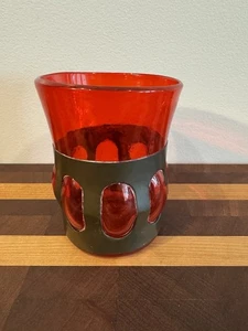 MCM FELIPE DERFHINGER MESSINGKÄFIG RUBINGLAS FEDERS GETRÄNKEGESCHIRR/VASE - Bild 1 von 4