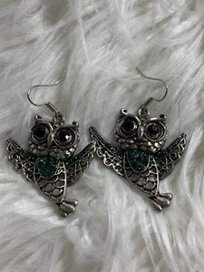 Orecchini traforati gufo tono argento pendenti strass occhi gancio gioielli carini - Foto 1 di 3