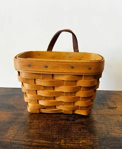 Cesta de pared colgante pequeña Longaberger con correa de cuero y percha de dientes de sierra - Imagen 1 de 9