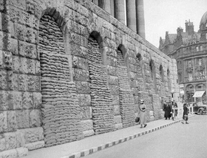 Sandbags surrounding Town Hall in Birmingham during Second World W- Old Photo - Foto 1 di 1