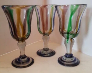 Set di 3 bicchieri da vino a righe vortice arte messicana soffiato a mano 8" piedi - Foto 1 di 6