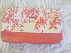Borsa cosmetica Shiseido rosa e bianca con disegno floreale e chiusura con cerniera - Foto 1 di 3