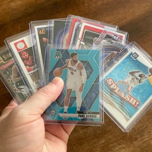 Lotto Paul George con SSP Mosaico Blu Fluorescente Prizm /75, Confezione da 9 Carte, Inserto - Foto 1 di 6