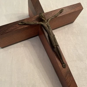 Crocifisso metà secolo brutalista palissandro e bronzo cattolico vintage - Foto 1 di 9