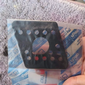 1x ORIGINALE 7636752 GUARNIZIONE STEMMA COFANO FIAT CINQUECENTO DA 1993 - Imagen 1 de 4