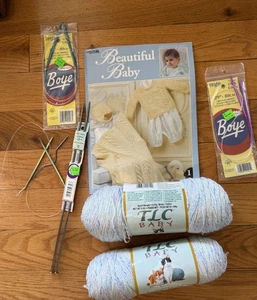 Posten Red Heart TLC Baby Garn. Anleitungsheft & verschiedene Stricknadeln - Bild 1 von 8