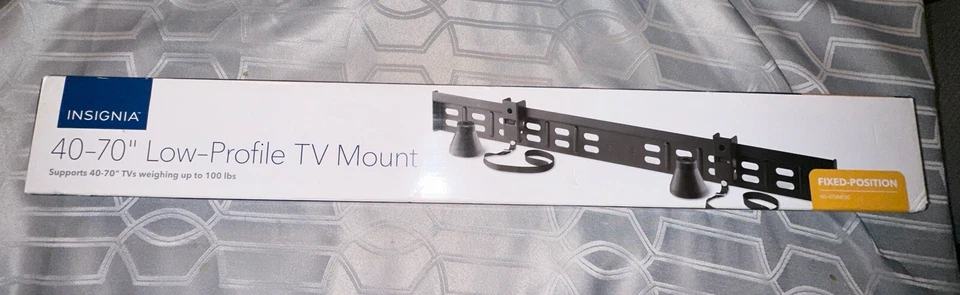Soporte de pared fijo de bajo perfil INSIGNIA para la mayoría de los televisores de 40" - 70" NS-HTVMF0C Foto 1 de 1
