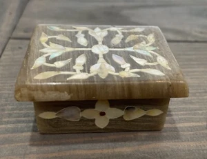 Vtg Hand Carved Marble Trinket Box With Inlaid Flowers 2.25” x 1.75” x 1.25” T - Picture 1 of 11