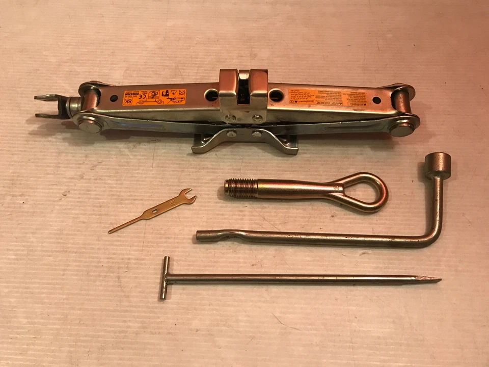 Infiniti FX35 FX45 2003-2008 JUEGO DE HERRAMIENTAS Y GATO DE NEUMÁTICO DE REPUESTO HERRAMIENTAS DE MALETERO OEM Foto 1 de 1