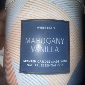 NEW! WHITE BARN Bath & Body Works (MAHOGANY VANILLA) 3 Wick Candle LE  💝 - Picture 1 of 3