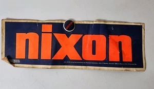 Pegatina parachoques campaña Richard Nixon 1960 vintage original con pin - Imagen 1 de 5