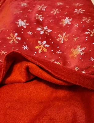 Tela de felpa navideña roja con copos de nieve dorados 10,4 yardas cuadradas suave aterciopelada Foto 1 de 4