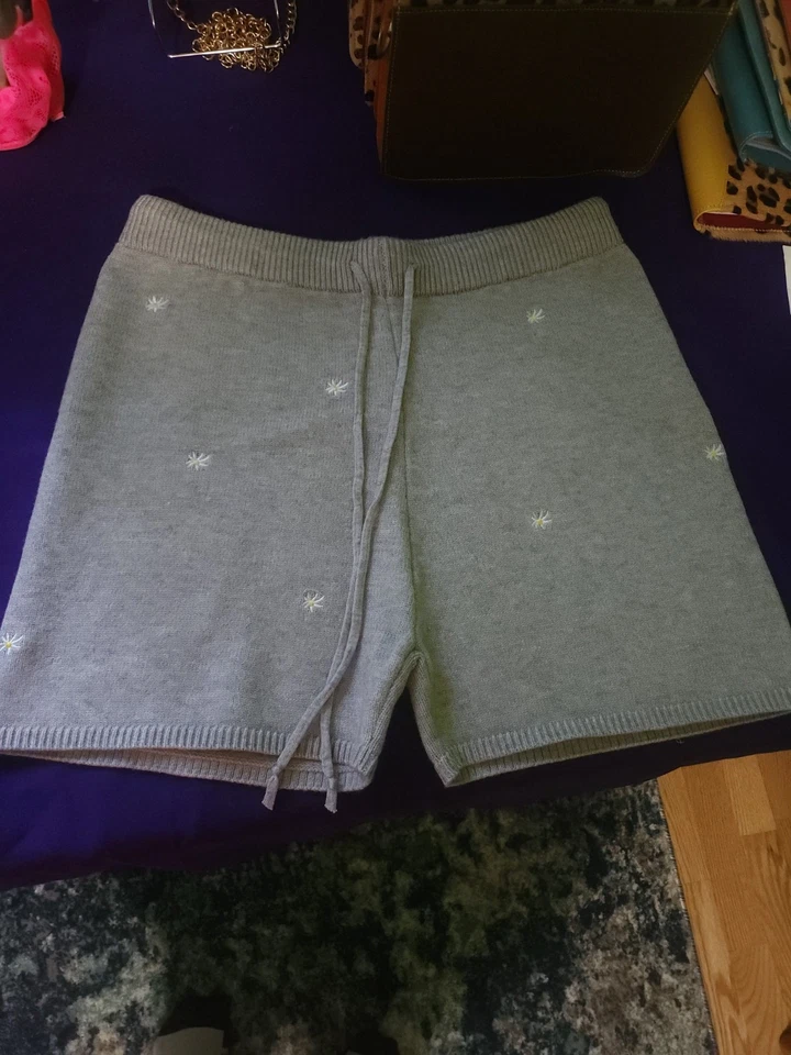 Pantalones cortos de flores de punto gris exuberante Foto 1 de 2