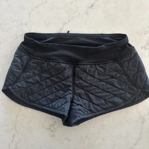 Lululemon Ivivva Girls Black Quilted Athletic Shorts Size 8 - Picture 1 of 4