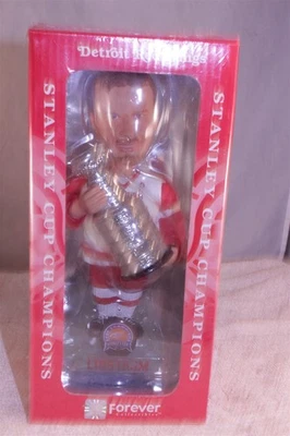 2002 FOREVER MEN OF THE ICE NICKLAS LIDSTROM 2002 STANLEY CUP BOBBLE HEAD - Image 1 of 2